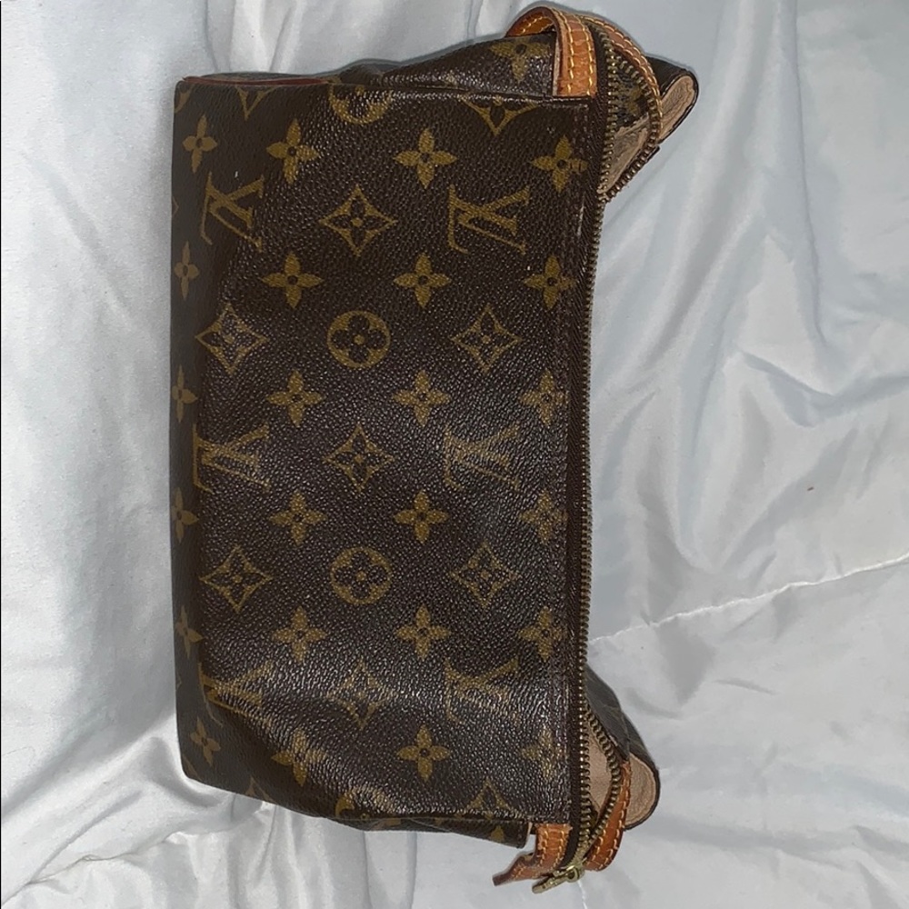 AUTHENTIC LOUIS VUITTON TRAVEL BAG